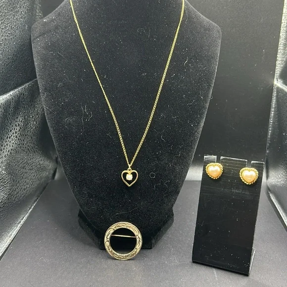 Vintage jewelry box with jewelry selection. Earring, necklaces, ring, etc. - Picture 10 of 16